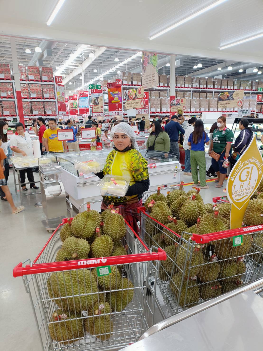 ออกบูธจำหน่ายทุเรียนภูเขาไฟ GI ในห้างค้าส่ง